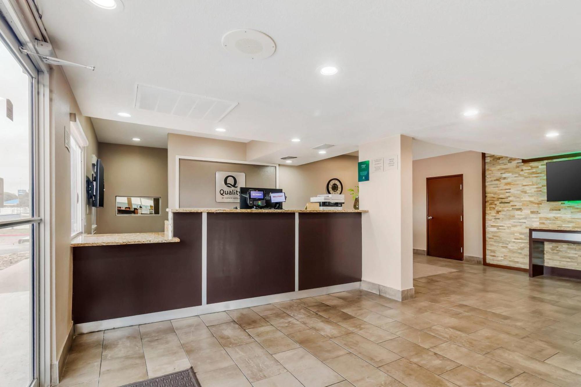 Hotel Quality & I-10 Near Fiesta Texas 2*